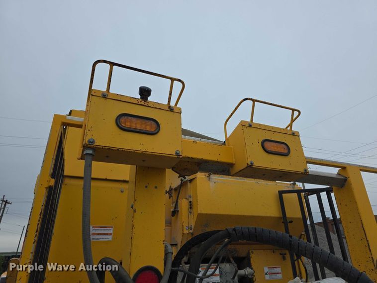 image for item FH6062 1999 Volvo WG64 asphalt slurry truck