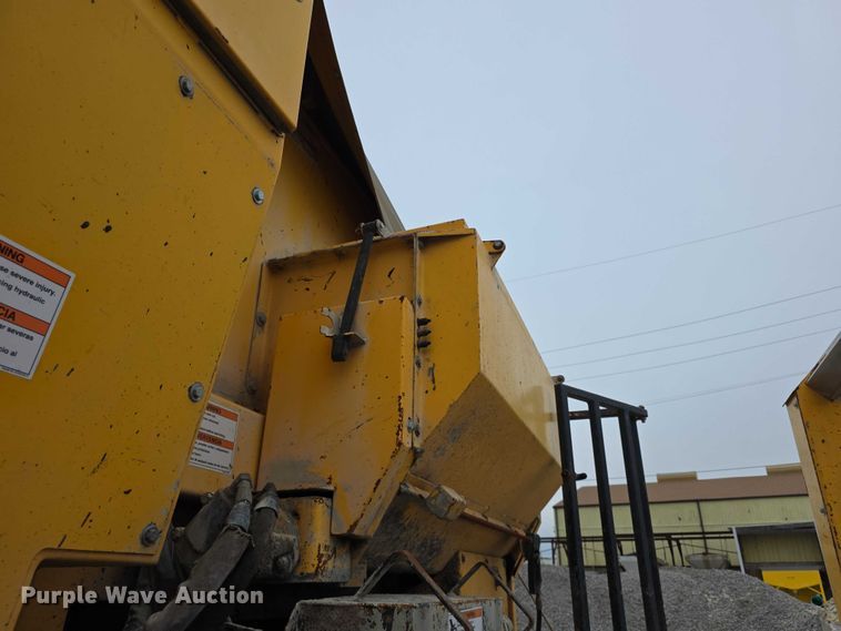 image for item FH6062 1999 Volvo WG64 asphalt slurry truck