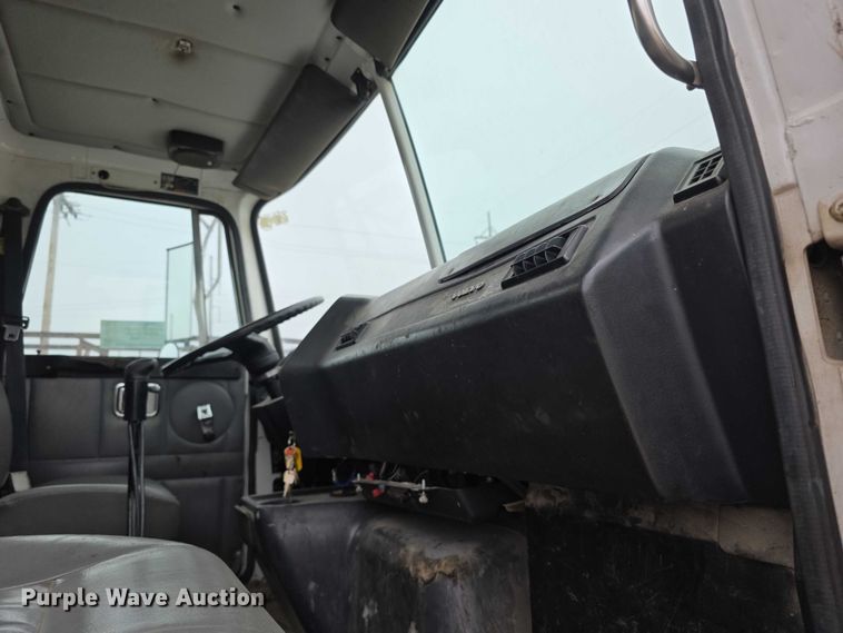 image for item FH6062 1999 Volvo WG64 asphalt slurry truck