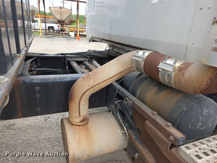 image for item FH6062 1999 Volvo WG64 asphalt slurry truck