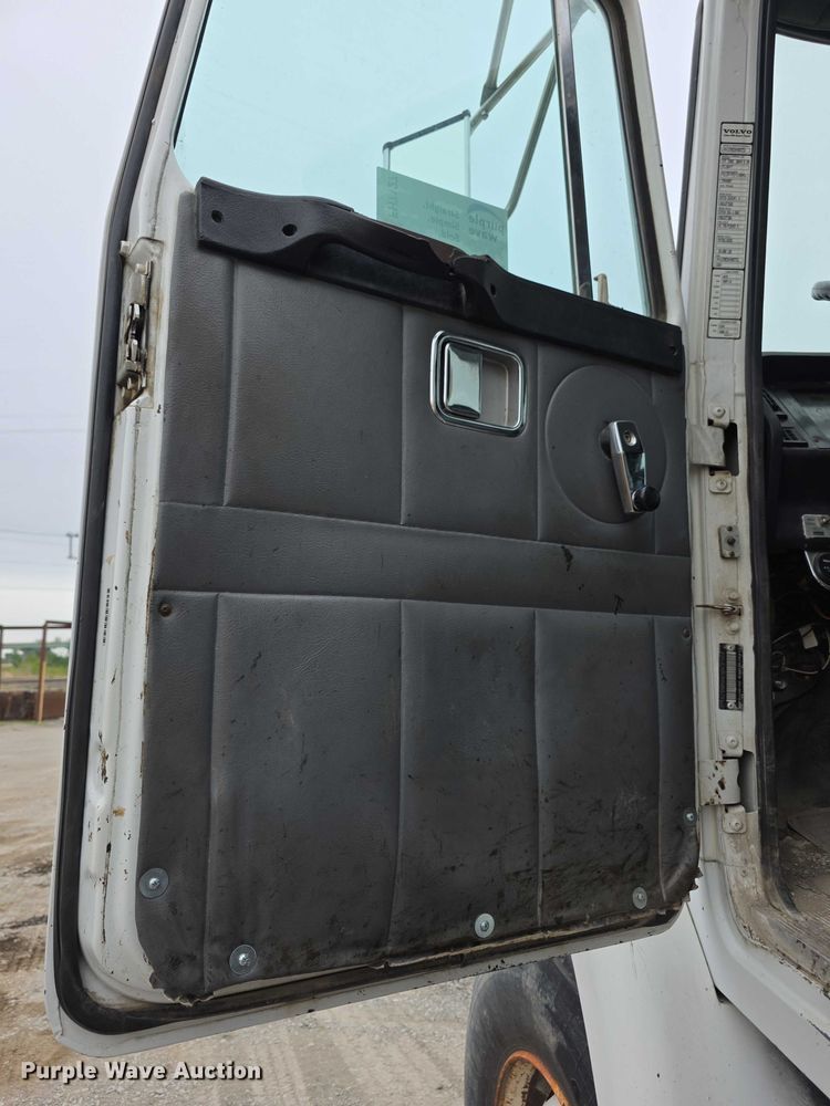 image for item FH6062 1999 Volvo WG64 asphalt slurry truck