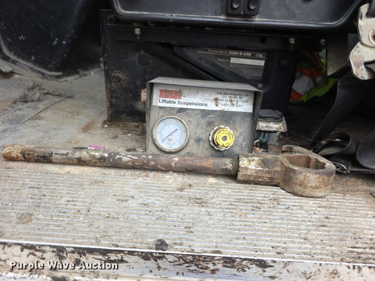 image for item FH6062 1999 Volvo WG64 asphalt slurry truck