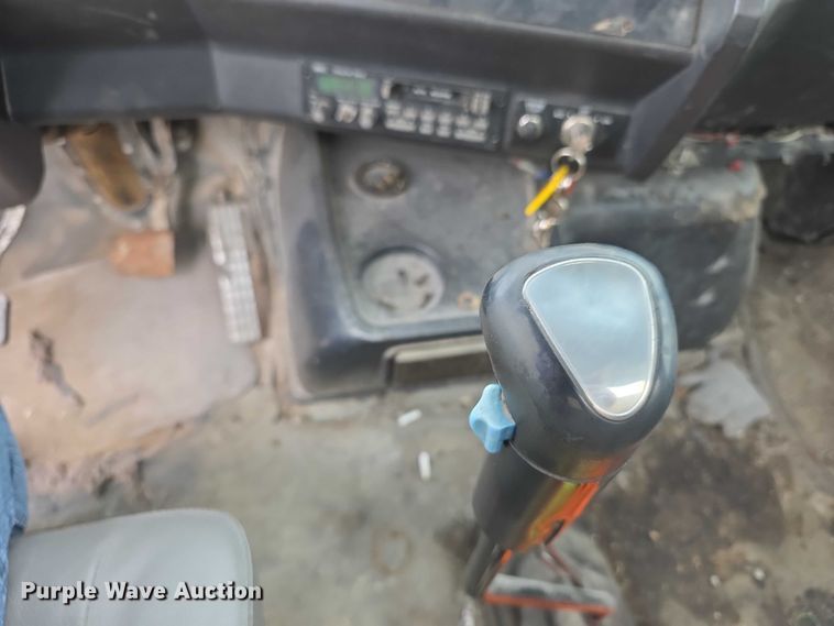 image for item FH6062 1999 Volvo WG64 asphalt slurry truck