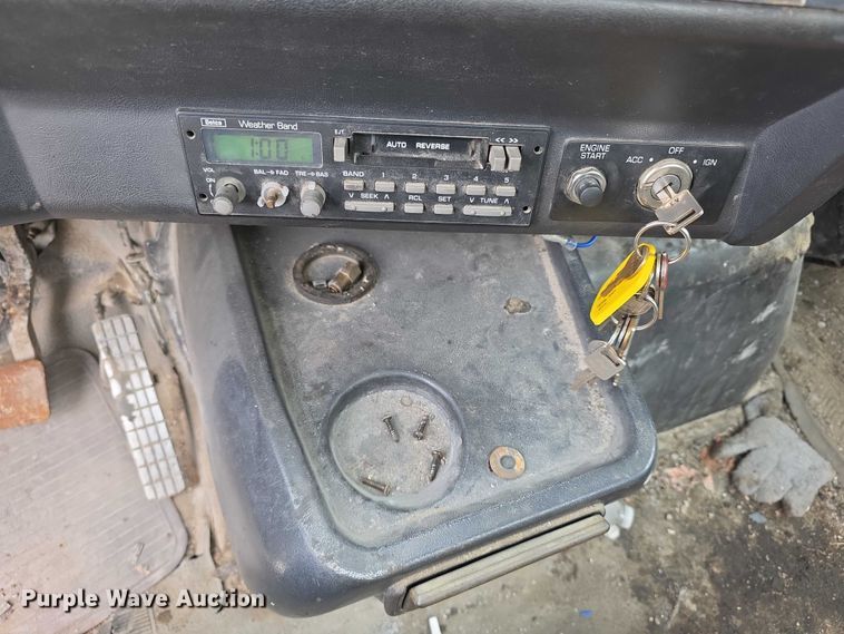 image for item FH6062 1999 Volvo WG64 asphalt slurry truck