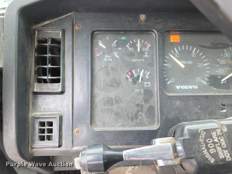 image for item FH6062 1999 Volvo WG64 asphalt slurry truck