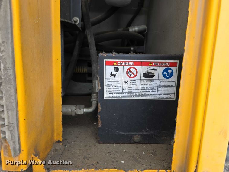 image for item FH6062 1999 Volvo WG64 asphalt slurry truck