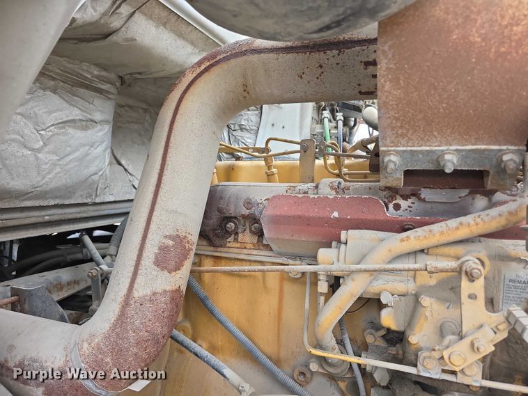 image for item FH6062 1999 Volvo WG64 asphalt slurry truck