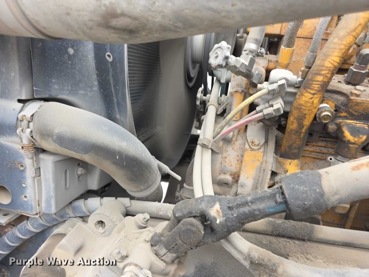 image for item FH6062 1999 Volvo WG64 asphalt slurry truck