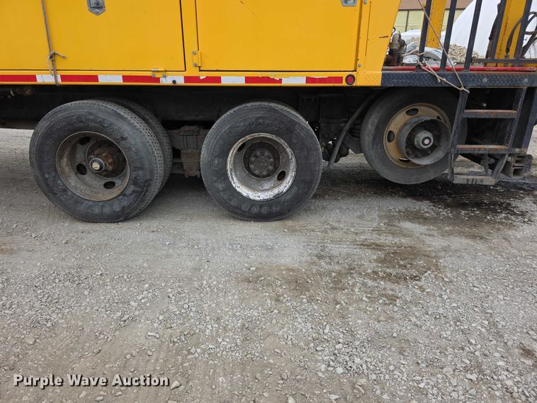 image for item FH6062 1999 Volvo WG64 asphalt slurry truck