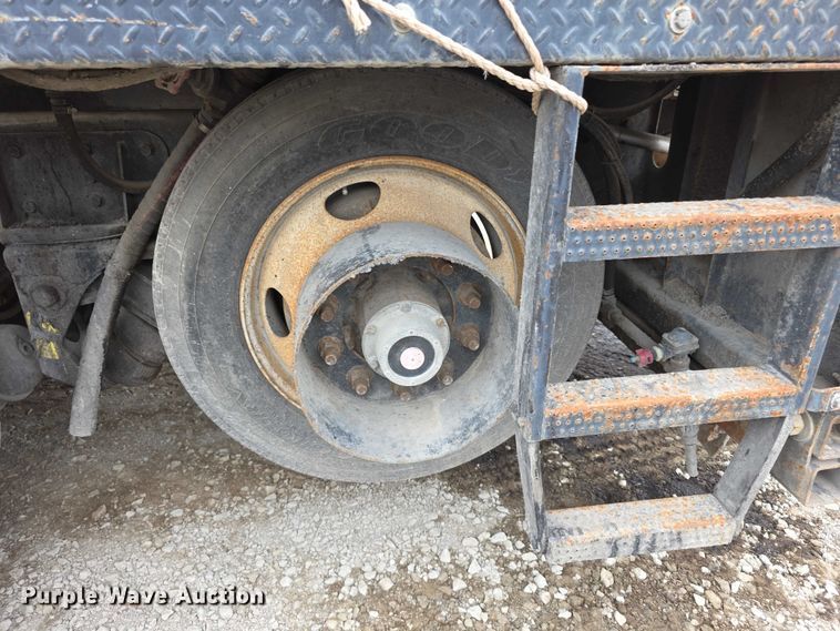 image for item FH6062 1999 Volvo WG64 asphalt slurry truck