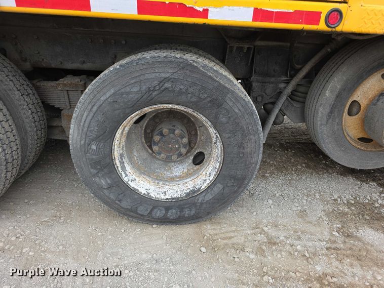 image for item FH6062 1999 Volvo WG64 asphalt slurry truck