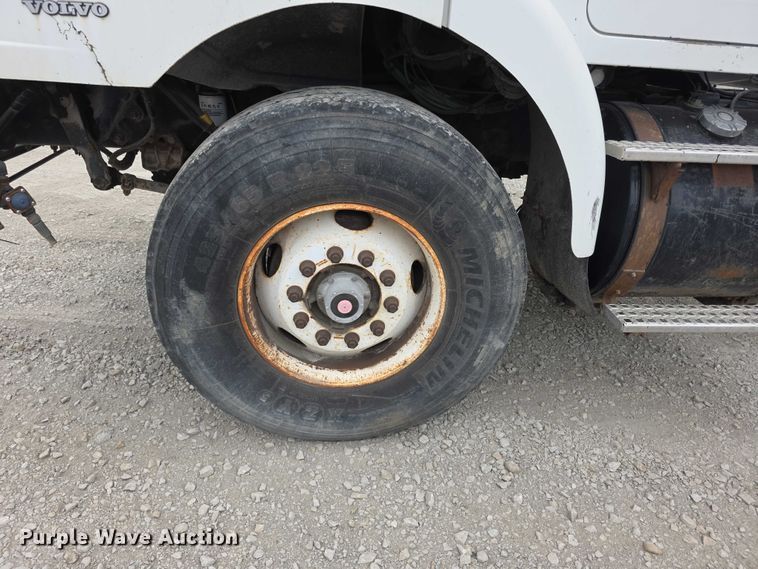 image for item FH6062 1999 Volvo WG64 asphalt slurry truck