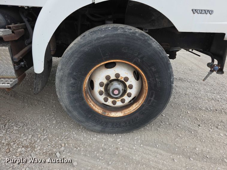 image for item FH6062 1999 Volvo WG64 asphalt slurry truck