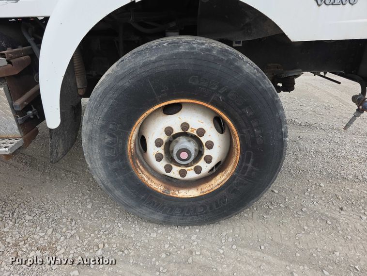 image for item FH6062 1999 Volvo WG64 asphalt slurry truck