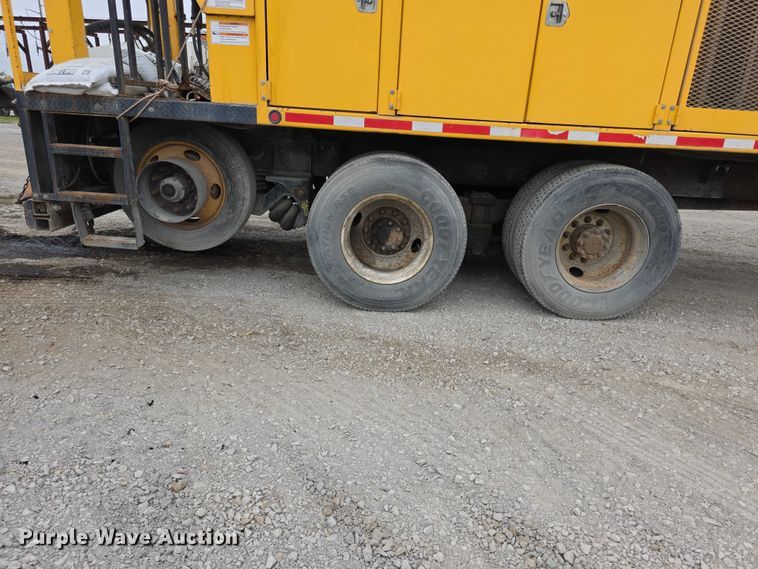 image for item FH6062 1999 Volvo WG64 asphalt slurry truck