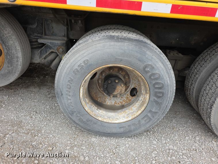 image for item FH6062 1999 Volvo WG64 asphalt slurry truck