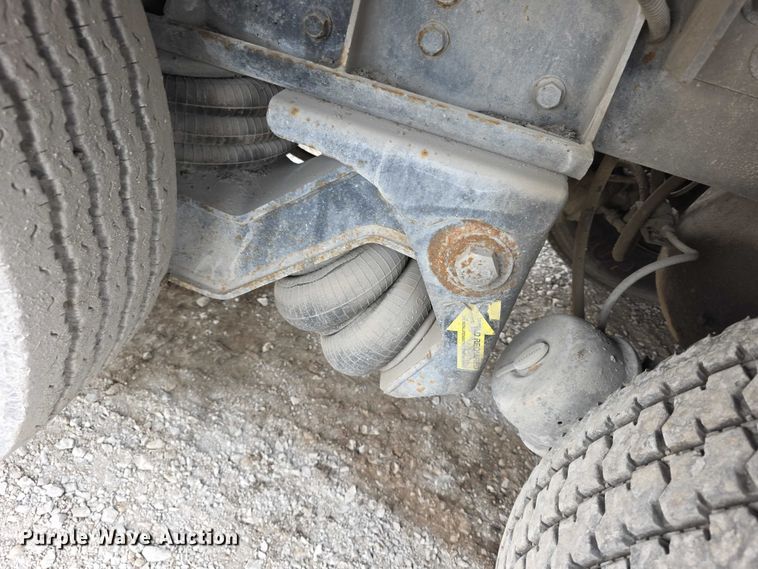 image for item FH6062 1999 Volvo WG64 asphalt slurry truck