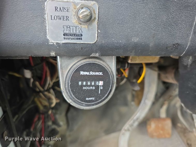 image for item FH6062 1999 Volvo WG64 asphalt slurry truck