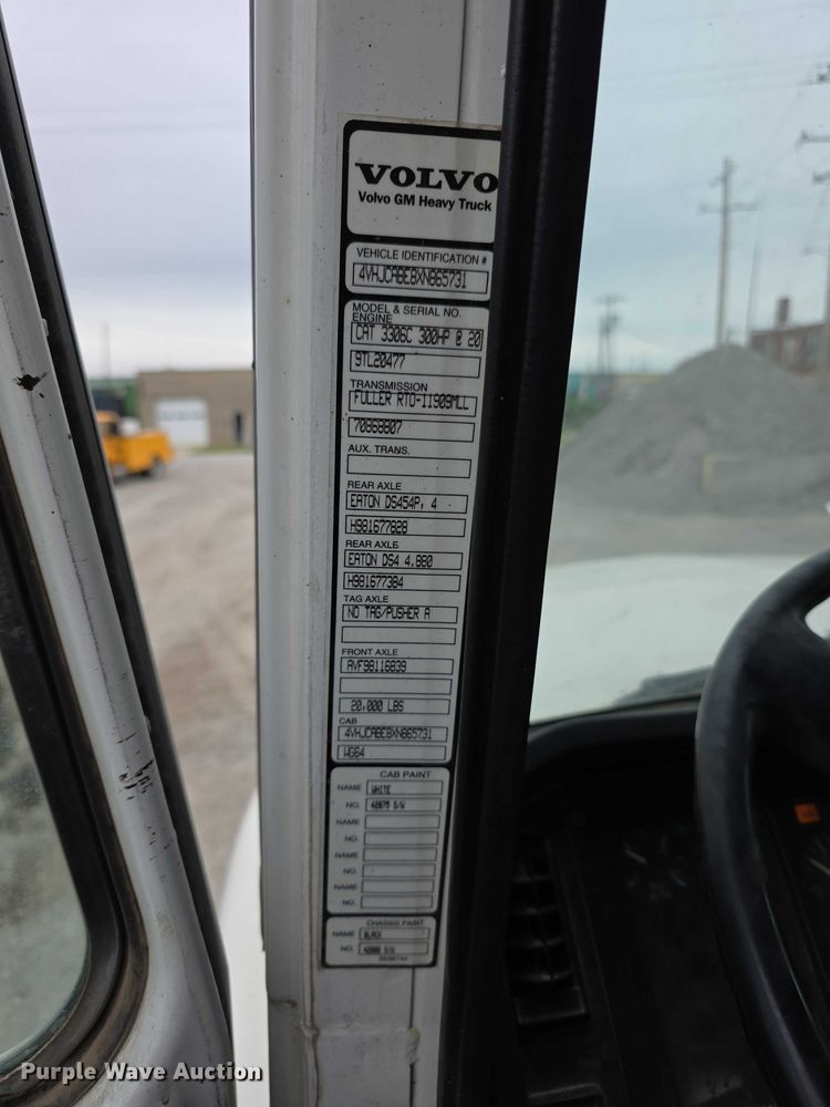 image for item FH6062 1999 Volvo WG64 asphalt slurry truck