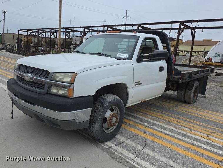 2004 Chevrolet Silverado 3500  flatbed pickup truck
