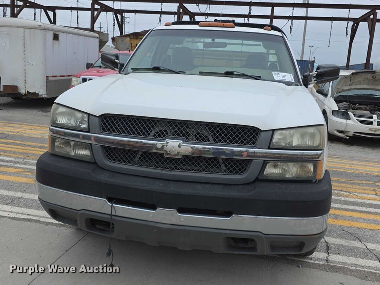 image for item FH6086 2004 Chevrolet Silverado 3500  flatbed pickup truck