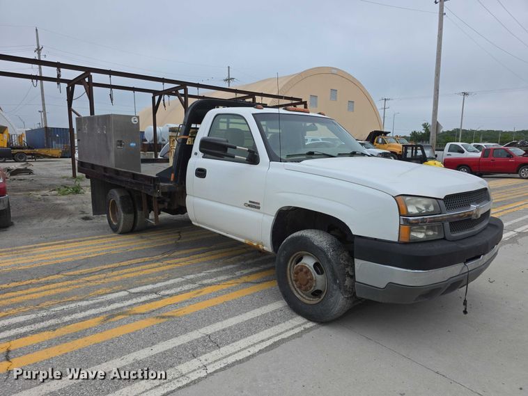 image for item FH6086 2004 Chevrolet Silverado 3500  flatbed pickup truck