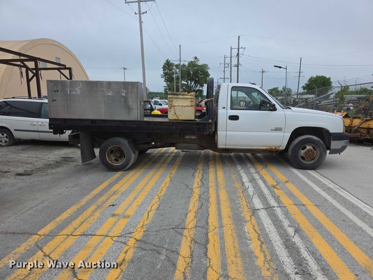 image for item FH6086 2004 Chevrolet Silverado 3500  flatbed pickup truck
