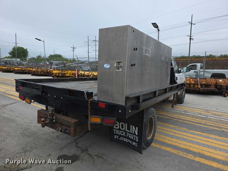 image for item FH6086 2004 Chevrolet Silverado 3500  flatbed pickup truck