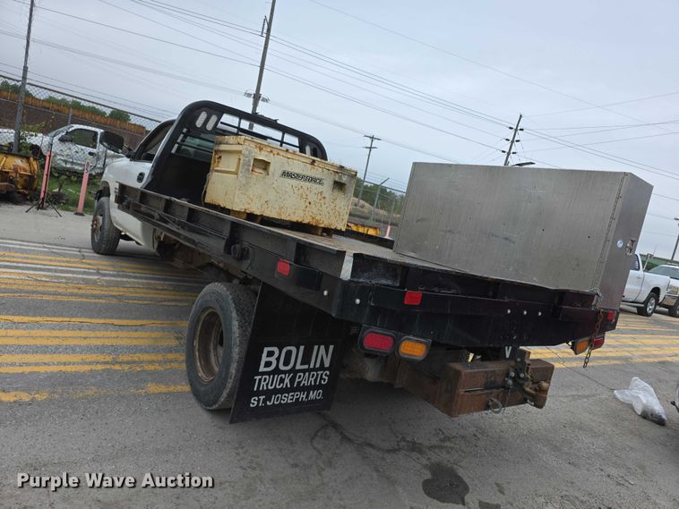 image for item FH6086 2004 Chevrolet Silverado 3500  flatbed pickup truck