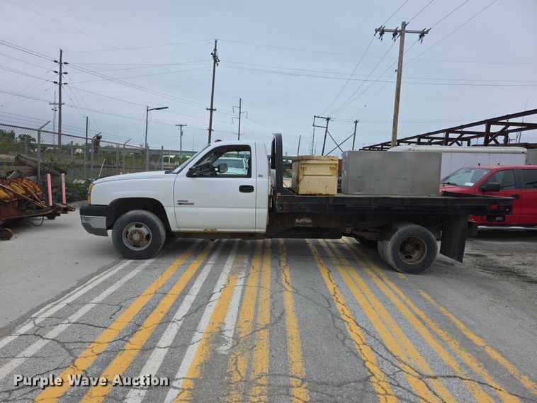 image for item FH6086 2004 Chevrolet Silverado 3500  flatbed pickup truck