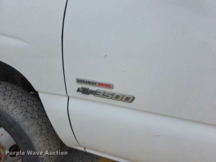 image for item FH6086 2004 Chevrolet Silverado 3500  flatbed pickup truck