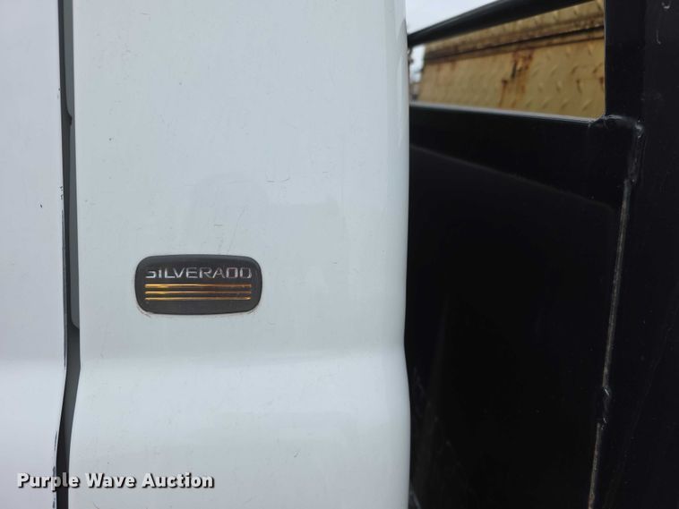 image for item FH6086 2004 Chevrolet Silverado 3500  flatbed pickup truck