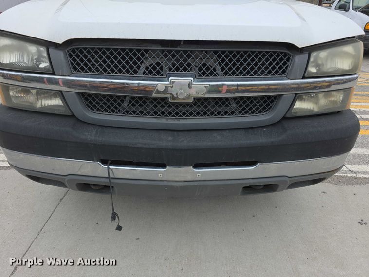 image for item FH6086 2004 Chevrolet Silverado 3500  flatbed pickup truck