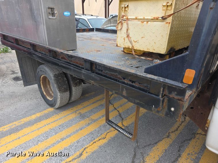 image for item FH6086 2004 Chevrolet Silverado 3500  flatbed pickup truck