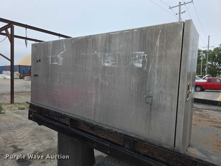 image for item FH6086 2004 Chevrolet Silverado 3500  flatbed pickup truck