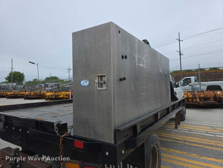 image for item FH6086 2004 Chevrolet Silverado 3500  flatbed pickup truck