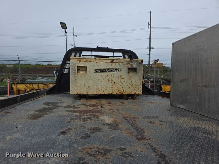 image for item FH6086 2004 Chevrolet Silverado 3500  flatbed pickup truck