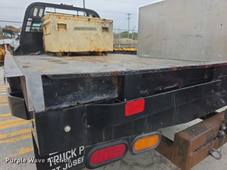 image for item FH6086 2004 Chevrolet Silverado 3500  flatbed pickup truck