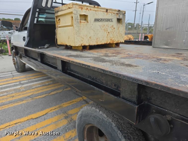 image for item FH6086 2004 Chevrolet Silverado 3500  flatbed pickup truck
