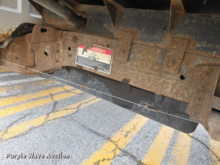 image for item FH6086 2004 Chevrolet Silverado 3500  flatbed pickup truck