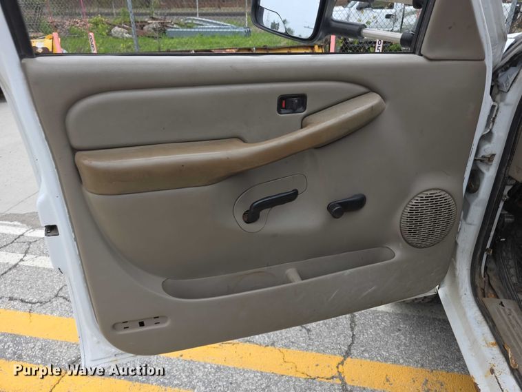 image for item FH6086 2004 Chevrolet Silverado 3500  flatbed pickup truck