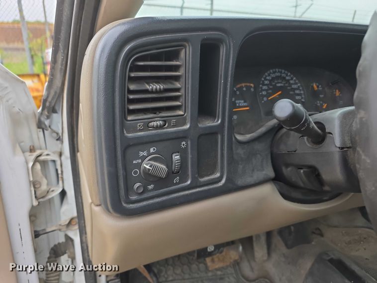 image for item FH6086 2004 Chevrolet Silverado 3500  flatbed pickup truck