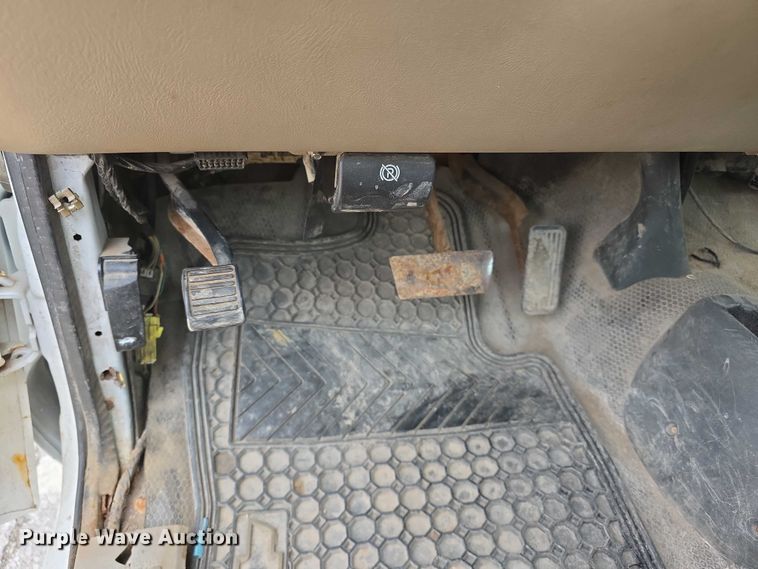 image for item FH6086 2004 Chevrolet Silverado 3500  flatbed pickup truck