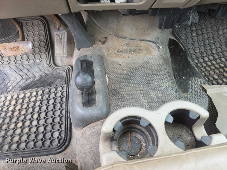 image for item FH6086 2004 Chevrolet Silverado 3500  flatbed pickup truck