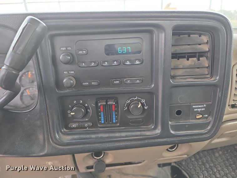 image for item FH6086 2004 Chevrolet Silverado 3500  flatbed pickup truck