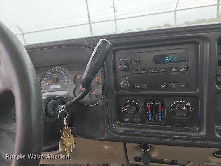 image for item FH6086 2004 Chevrolet Silverado 3500  flatbed pickup truck