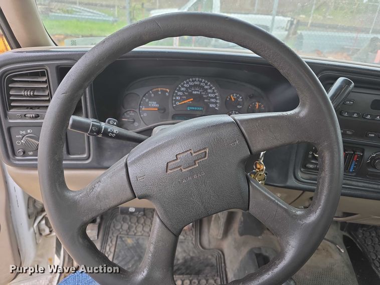 image for item FH6086 2004 Chevrolet Silverado 3500  flatbed pickup truck