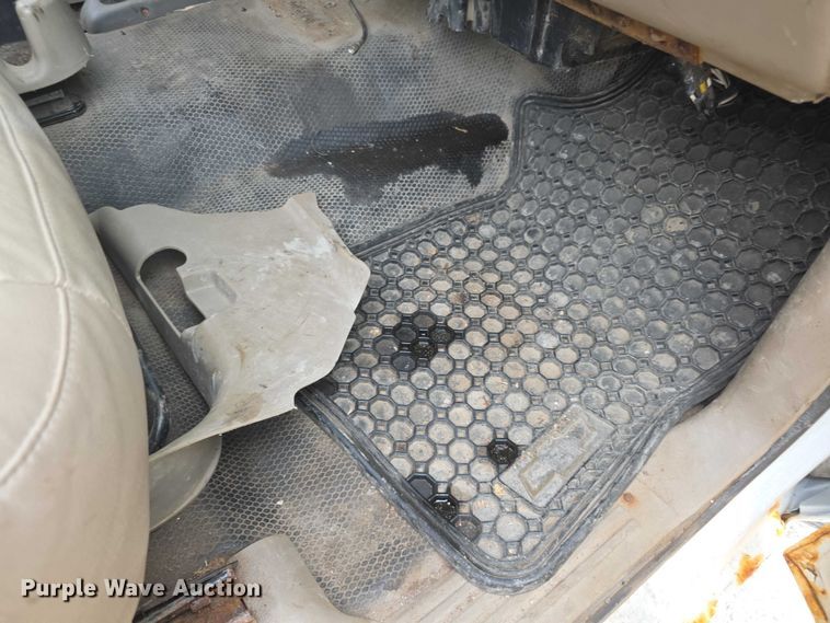 image for item FH6086 2004 Chevrolet Silverado 3500  flatbed pickup truck