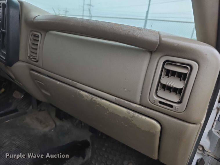 image for item FH6086 2004 Chevrolet Silverado 3500  flatbed pickup truck
