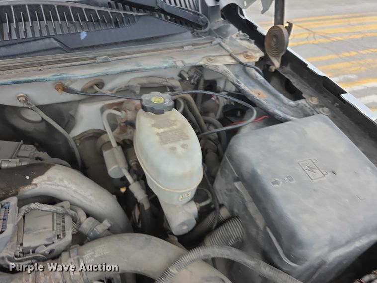 image for item FH6086 2004 Chevrolet Silverado 3500  flatbed pickup truck